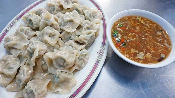 【台南美食】張家水餃店-3.5元水餃15元酸辣湯,CP值爆表需要排隊才能吃到的小吃店 【台南美食】張家水餃店-3.5元水餃15元酸辣湯,CP值爆表需要排隊才能吃到的小吃店