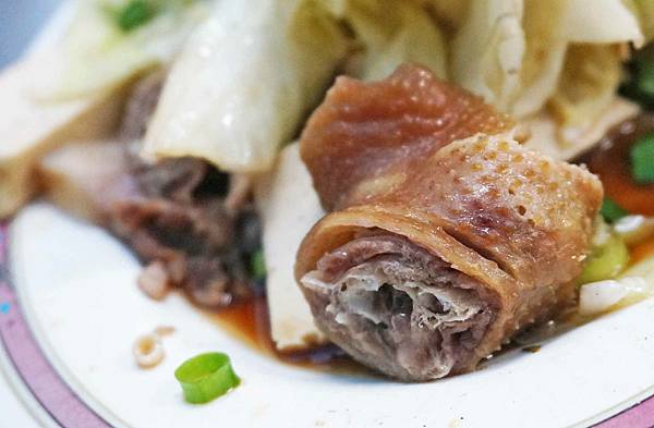 【台南美食】張家水餃店-3.5元水餃15元酸辣湯，CP值爆表需要排隊才能吃到的小吃店