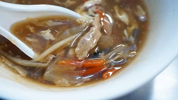 【台南美食】張家水餃店-3.5元水餃15元酸辣湯，CP值爆表需要排隊才能吃到的小吃店