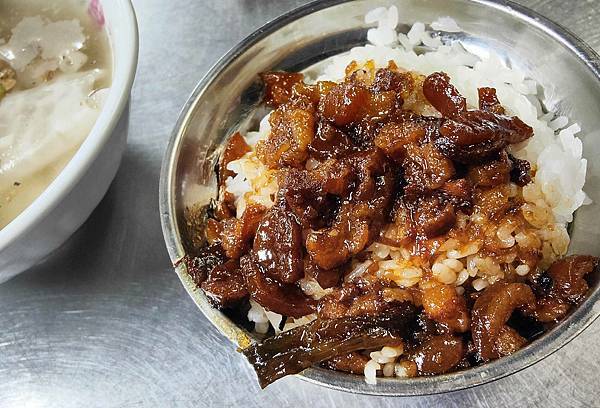 【台北美食】矮仔財滷肉飯-無時無刻都至少要排40分鐘以上的爆誇張魯肉飯名店