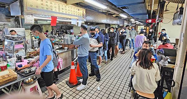 【台北美食】矮仔財滷肉飯-無時無刻都至少要排40分鐘以上的爆誇張魯肉飯名店