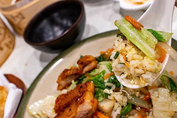 【蘆洲美食】宏點餐廳-30年的老師傅手藝,好吃必點必吃的炒飯炒麵 【蘆洲美食】宏點餐廳-30年的老師傅手藝,好吃必點必吃的炒飯炒麵