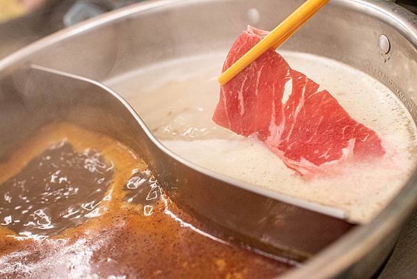 【新莊美食】饞饞燒肉-只要98元起就能吃到美味的火鍋，加29元變火烤二吃