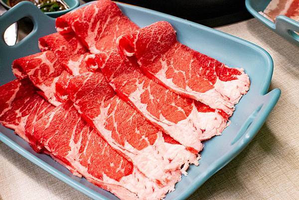 【新莊美食】饞饞燒肉-只要98元起就能吃到美味的火鍋，加29元變火烤二吃