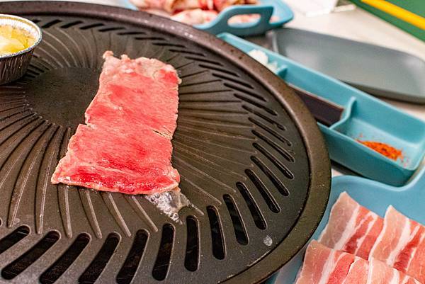 【新莊美食】饞饞燒肉-只要98元起就能吃到美味的火鍋，加29元變火烤二吃