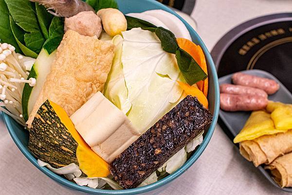 【新莊美食】饞饞燒肉-只要98元起就能吃到美味的火鍋，加29元變火烤二吃