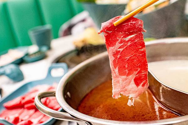 【新莊美食】饞饞燒肉-只要98元起就能吃到美味的火鍋，加29元變火烤二吃