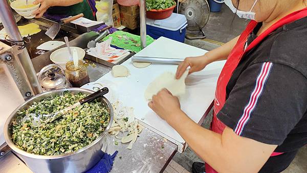 【台北美食】南機場無名蛋餅-排隊人潮幾乎不中斷!網路評價4.5顆星的路邊攤蛋餅店