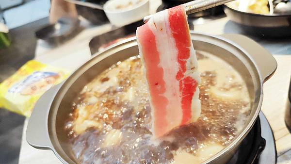 【板橋美食】酷吉火鍋吃到飽-不分平假日時段火鍋吃到飽只要330元,不收服務費,CP值爆高的火鍋吃到飽店 【板橋美食】酷吉火鍋吃到飽-不分平假日時段火鍋吃到飽只要330元,不收服務費,CP值爆高的火鍋吃到飽店