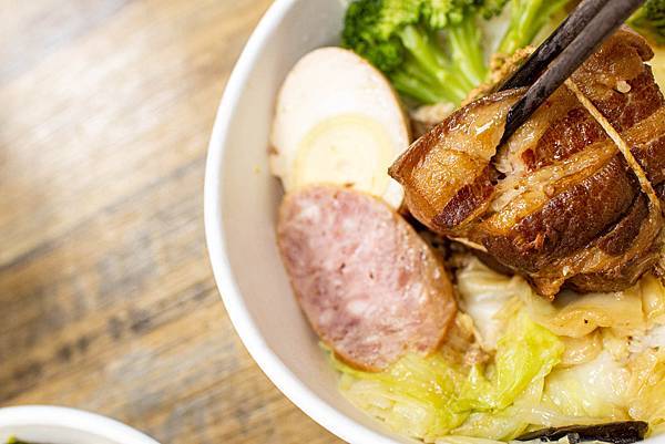 【板橋美食】三年46班-每天只開三小時隱藏在市場裡的爆厚東坡肉便當店