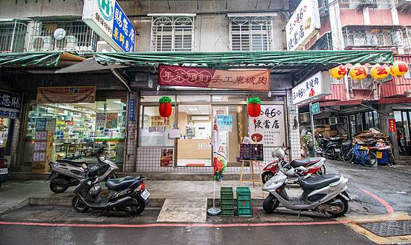 【板橋美食】三年46班-每天只開三小時隱藏在市場裡的爆厚東坡肉便當店