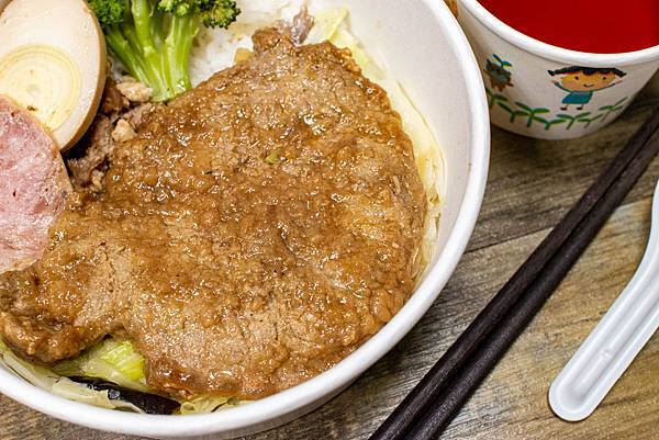 【板橋美食】三年46班-每天只開三小時隱藏在市場裡的爆厚東坡肉便當店