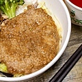 【板橋美食】三年46班-每天只開三小時隱藏在市場裡的爆厚東坡肉便當店