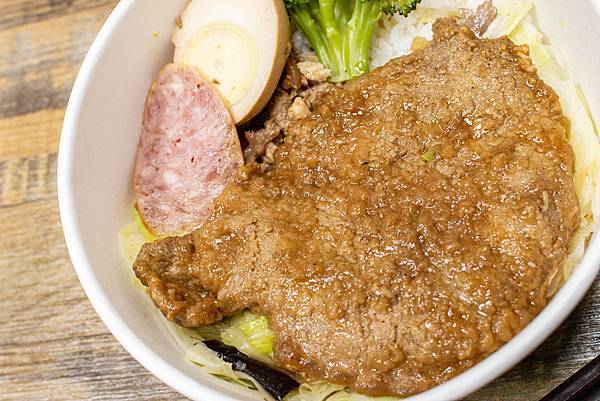 【板橋美食】三年46班-每天只開三小時隱藏在市場裡的爆厚東坡肉便當店