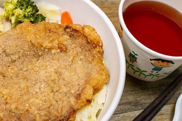 【板橋美食】三年46班-每天只開三小時隱藏在市場裡的爆厚東坡肉便當店