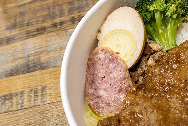 【板橋美食】三年46班-每天只開三小時隱藏在市場裡的爆厚東坡肉便當店