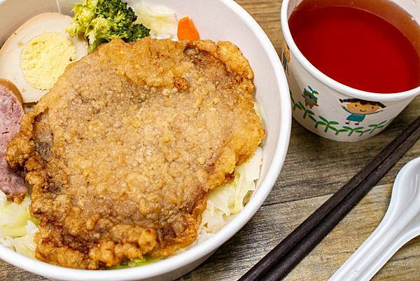 【板橋美食】三年46班-每天只開三小時隱藏在市場裡的爆厚東坡肉便當店