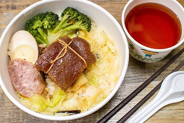 【板橋美食】三年46班-每天只開三小時隱藏在市場裡的爆厚東坡肉便當店