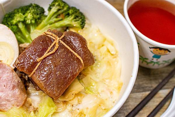 【板橋美食】三年46班-每天只開三小時隱藏在市場裡的爆厚東坡肉便當店