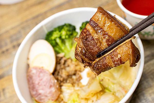 【板橋美食】三年46班-每天只開三小時隱藏在市場裡的爆厚東坡肉便當店