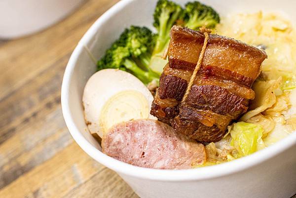 【板橋美食】三年46班-每天只開三小時隱藏在市場裡的爆厚東坡肉便當店