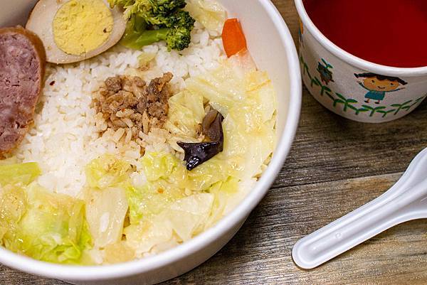 【板橋美食】三年46班-每天只開三小時隱藏在市場裡的爆厚東坡肉便當店