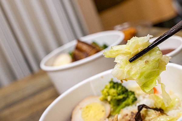 【板橋美食】三年46班-每天只開三小時隱藏在市場裡的爆厚東坡肉便當店