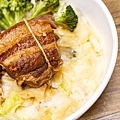 【板橋美食】三年46班-每天只開三小時隱藏在市場裡的爆厚東坡肉便當店