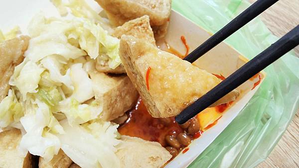 【板橋美食】豆干爸ㄟ臭豆腐%26;豆干媽ㄟ台泡菜-人潮幾乎不中斷,需等半小時以上才能吃到的餐車美食