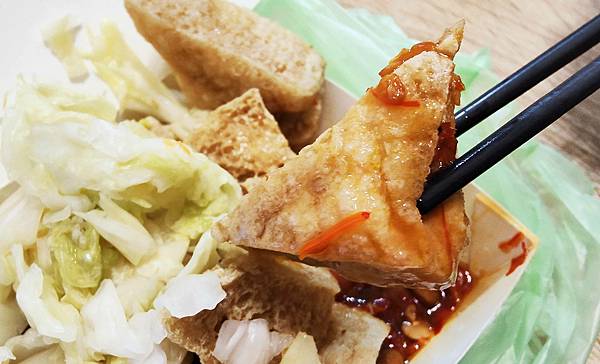 【板橋美食】豆干爸ㄟ臭豆腐%26;豆干媽ㄟ台泡菜-人潮幾乎不中斷,需等半小時以上才能吃到的餐車美食