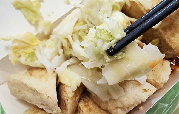 【板橋美食】豆干爸ㄟ臭豆腐%26;豆干媽ㄟ台泡菜-人潮幾乎不中斷,需等半小時以上才能吃到的餐車美食