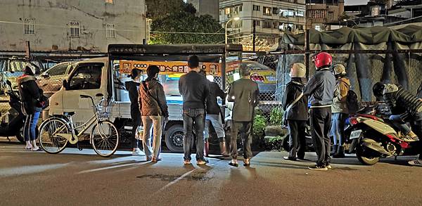 【板橋美食】豆干爸ㄟ臭豆腐%26;豆干媽ㄟ台泡菜-人潮幾乎不中斷,需等半小時以上才能吃到的餐車美食 【板橋美食】豆干爸ㄟ臭豆腐%26;豆干媽ㄟ台泡菜-人潮幾乎不中斷,需等半小時以上才能吃到的餐車美食