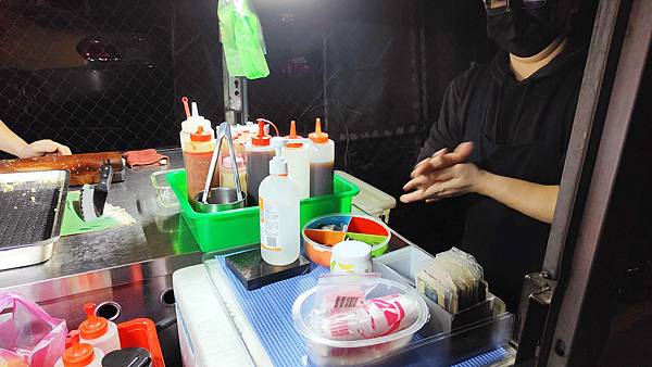 【板橋美食】豆干爸ㄟ臭豆腐&豆干媽ㄟ台泡菜-人潮幾乎不中斷，需等半小時以上才能吃到的餐車美食