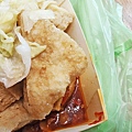 【板橋美食】豆干爸ㄟ臭豆腐&豆干媽ㄟ台泡菜-人潮幾乎不中斷，需等半小時以上才能吃到的餐車美食