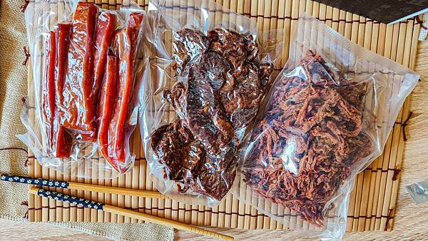 【宅配禮盒】陞煇食品豬肉的專門家-諸事大吉綜合肉鬆四入禮盒%26;%26;休閒零食組,禮送自用兩相宜 【宅配禮盒】陞煇食品豬肉的專門家-諸事大吉綜合肉鬆四入禮盒%26;%26;休閒零食組,禮送自用兩相宜