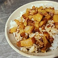 【台北美食】中央市場滷肉飯-沒有店名沒有招牌，隱藏在市場裡的無名美食