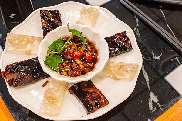 【高雄美食】小媳婦鐵鍋燉-全台第一家！東北特色鐵鍋燉美食