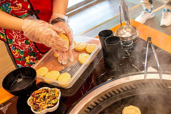 【高雄美食】小媳婦鐵鍋燉-全台第一家！東北特色鐵鍋燉美食