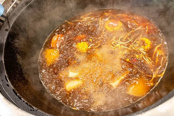 【高雄美食】小媳婦鐵鍋燉-全台第一家！東北特色鐵鍋燉美食