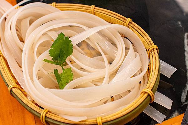 【高雄美食】小媳婦鐵鍋燉-全台第一家！東北特色鐵鍋燉美食