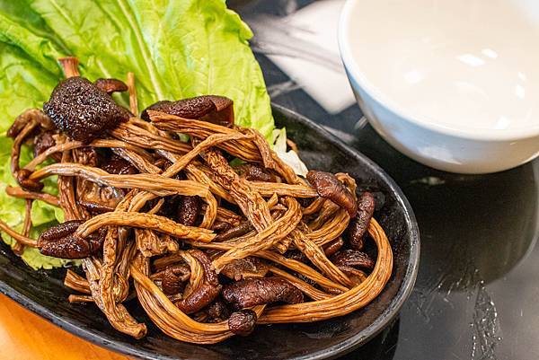 【高雄美食】小媳婦鐵鍋燉-全台第一家！東北特色鐵鍋燉美食