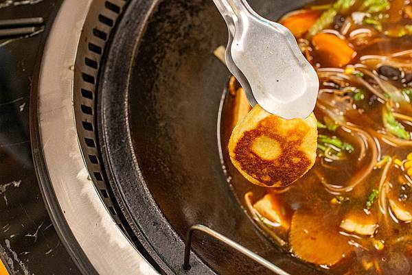 【高雄美食】小媳婦鐵鍋燉-全台第一家！東北特色鐵鍋燉美食