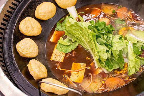 【高雄美食】小媳婦鐵鍋燉-全台第一家！東北特色鐵鍋燉美食