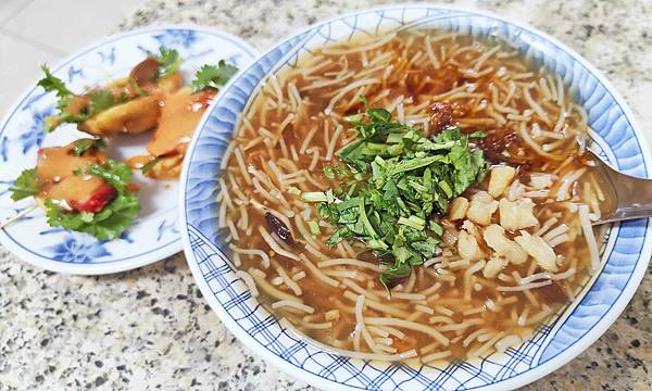 【宜蘭美食】正宗玉芬米粉羹-只賣二樣東西，就能賣超過二十年的老店