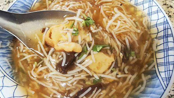 【宜蘭美食】正宗玉芬米粉羹-只賣二樣東西，就能賣超過二十年的老店