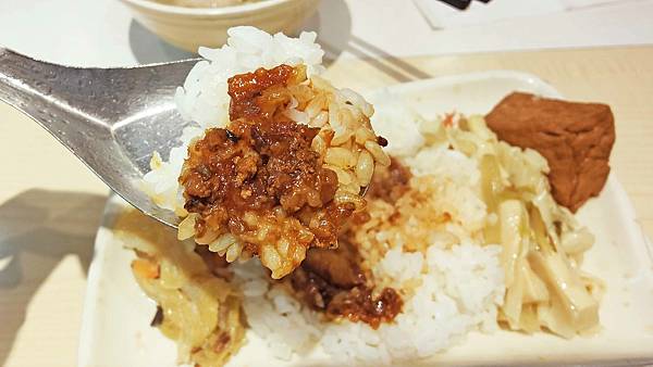 【板橋美食】QQ嫂-20元魯肉飯20元貢丸湯，絕無僅有的銅板美食小吃店