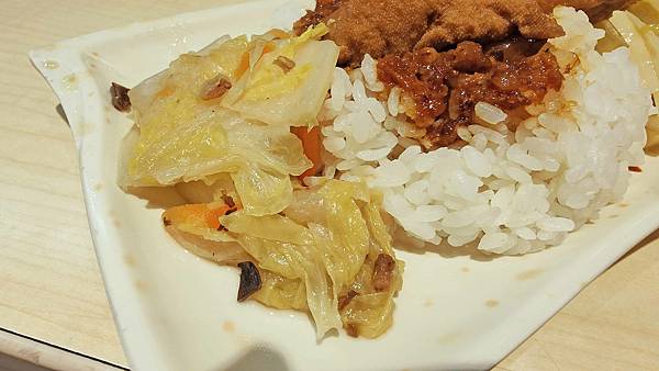 【板橋美食】QQ嫂-20元魯肉飯20元貢丸湯，絕無僅有的銅板美食小吃店