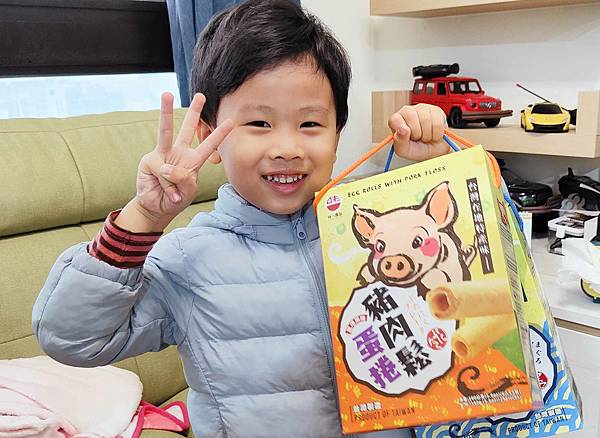 【年節禮盒必買伴手禮】味一食品豬肉鬆蛋捲與鮪魚鬆蛋捲-肉鬆界LV之稱的團購美食、小午茶小點