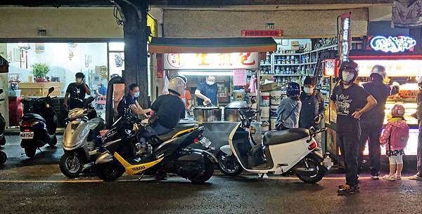 【中和美食】中和許記生煎包-剛出爐就瞬間被秒殺的爆美味水煎包 【中和美食】中和許記生煎包-剛出爐就瞬間被秒殺的爆美味水煎包