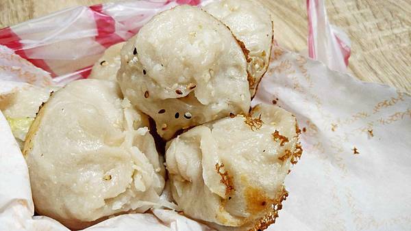 【中和美食】中和許記生煎包-剛出爐就瞬間被秒殺的爆美味水煎包 【中和美食】中和許記生煎包-剛出爐就瞬間被秒殺的爆美味水煎包